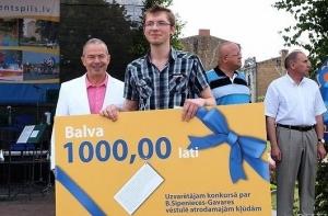 Лембергс подарил журналистке учебники по латышскому языку