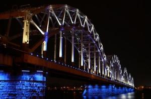 Железнодорожный мост стал красным временно