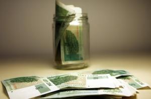 Чиновников обяжут все деньги держать в банке