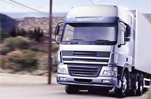 На набережной перевернулся грузовик со смолой