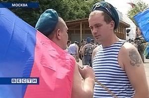 Несмотря на холод, десантники купаются в московских фонтанах