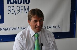 Кампарс: правительство уже давно должно было получить материалы по airBaltic