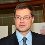 Домбровскис опасается девальвации лата