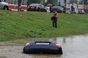 В центре Самары машина провалилась под асфальт и утонула: водитель погиб