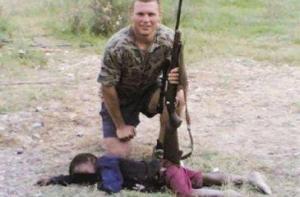 В ЮАР ищут мужчину, сфотографировавшегося с винтовкой на фоне мертвого ребенка