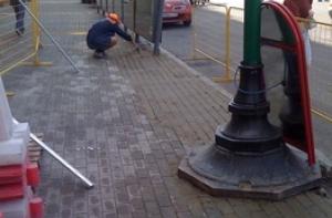 В Москве тротуарную плитку рисуют на бетоне