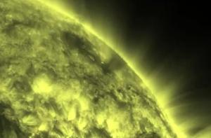 Астрономы NASA засняли на видео смерть врезавшейся в Солнце кометы