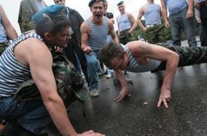 День ВДВ: десантники напали на торговый центр в Москве