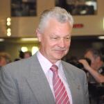 Экс-глава МВД считает, что гражданство негражданам надо давать по желанию