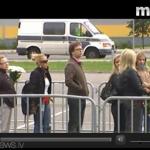 Тысячи человек пришли попрощаться с «железным Карлисом»