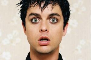Солиста Green Day высадили из самолета за спущенные брюки