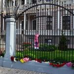 В память о «Локомотиве» люди несут цветы к посольству РФ