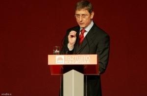 Парламент Венгрии лишил депутатской неприкосновенности экс-премьера