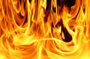 В результате автоаварии в Лиепае загорелся деревянный дом