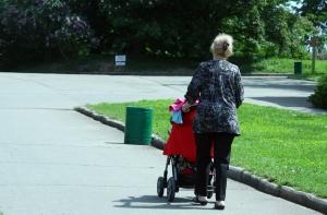 Автомобиль сбил коляску с младенцем