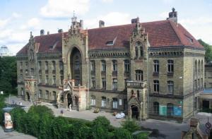 В 1-ю городскую больницу выехало 11 пожарных машин