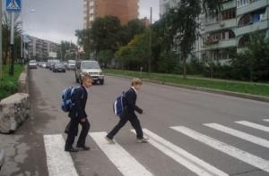 В Добеле автомобиль сбил четырехлетнюю девочку