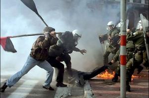 Более 200 демонстрантов напали на полицейских в центре Афин