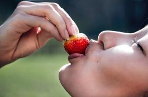 В Финляндии женщинам запретят есть слишком сексуально