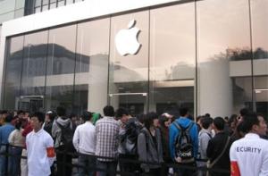 Фанаты Apple стоят в очередях за новым iPhone девятые сутки