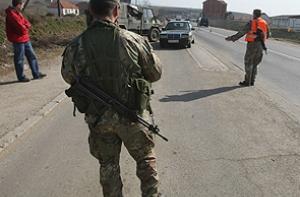 НАТО требует снести баррикады косовских сербов