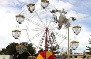 В Австралии самолет застрял в колесе обозрения