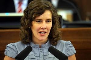 Депутат Сейма сложила мандат, чтобы ухаживать за дочкой