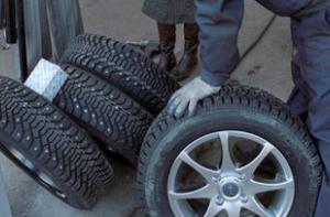 В Плявниеках пробивают шины припаркованным автомобилям (ДОПОЛНЕНО)