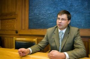 Еврокомиссар Нели Крус приветствовала Домбровскиса как премьера