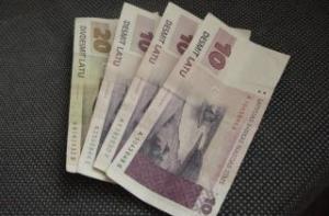 Клиенты Latvijas Krājbanka в среду смогут снять со счетов 50 латов