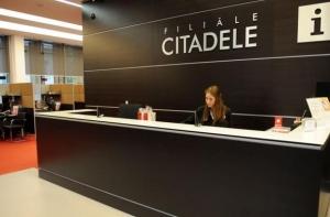 В Вентспилсе у филиала Citadele люди стояли уже в три часа ночи