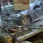 BMW протаранил стену банка в центре Риги (ФОТО)