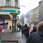 Люди стоят в очередях к банкомату Krājbanka по несколько часов