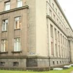 На здании правительства написали кое-что на русском