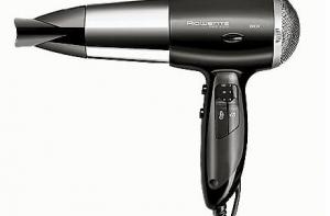 В Риге погибла женщина, которая сушила волосы в ванне