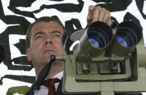Медведев втрое повысил оклады военным