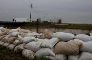 На затопляемые места в Риге везут мешки с песком