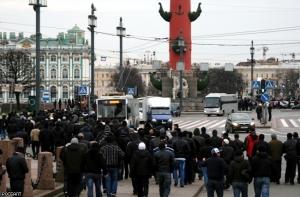 Стихийный парад мусульман напугал туристов в Петербурге (ФОТО)