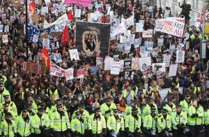 В Лондоне тысячи студентов вышли на митинг (ФОТО)