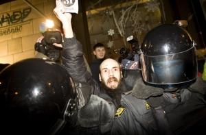 Полиция задержала десятки протестующих в Москве и Петербурге