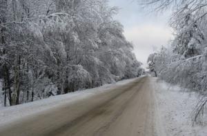 Водителям: в Курземе и Видземе снова гололед!