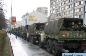В центр Москвы стянуты грузовики с солдатами и ОМОН