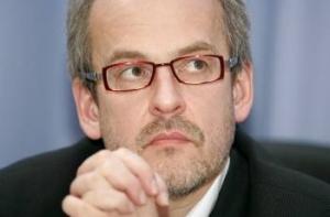 Евродепутат: в случае ЧП лат придется отвязать от евро