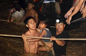 Число жертв шторма на Филиппинах превысило 400 человек