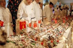 Самый длинный рождественский торт в мире приготовили в Китае