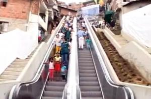 Власти колумбийского городка подарили беднякам эскалатор