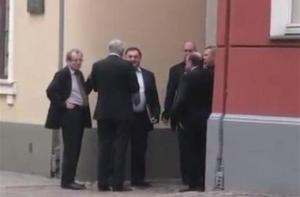 Депутатов ЦС застукали курящими в подворотне