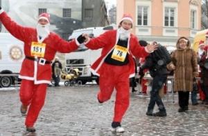 По Старой Риге пробежала толпа Санта-Клаусов