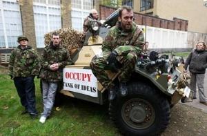 «Оккупанты» приехали на танке судить банкиров
