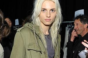 Модель-мужчина снялся в рекламе лифчиков (ФОТО)